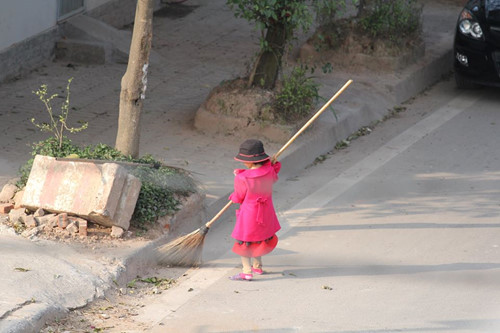 Xúc[-]động[-]với[-]hình[-]ảnh[-]em[-]bé[-]phụ[-]mẹ[-]quét[-]rác[-]ngày[-]Tết